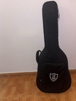 Guitarra Clásica Admira con su funda