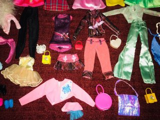 Consiglio di vestiti e accessori per bambole Barbie