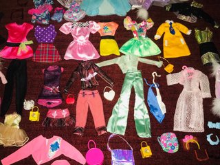 Consiglio di vestiti e accessori per bambole Barbie