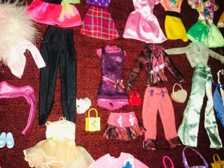 Consiglio di vestiti e accessori per bambole Barbie
