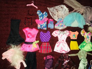 Consiglio di vestiti e accessori per bambole Barbie