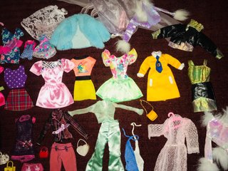 Consiglio di vestiti e accessori per bambole Barbie
