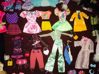 Consiglio di vestiti e accessori per bambole Barbie