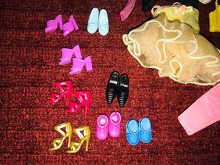 Consiglio di vestiti e accessori per bambole Barbie