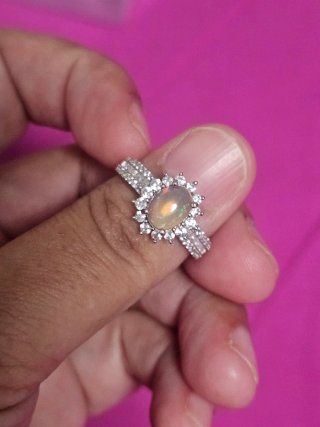 Anillo de ópalo natural con circonitas