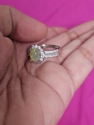 Anillo de ópalo natural con circonitas