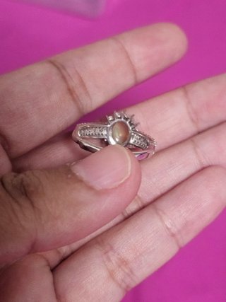Anillo de ópalo natural con circonitas