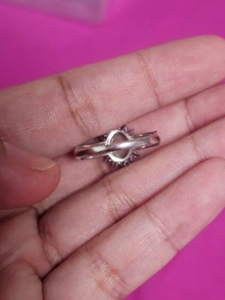 Anillo de ópalo natural con circonitas