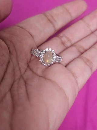 Anillo de ópalo natural con circonitas
