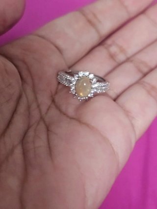 Anillo de ópalo natural con circonitas