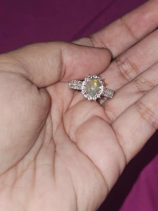 Anillo de ópalo natural con circonitas
