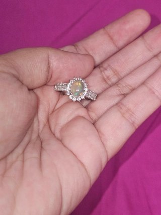 Anillo de ópalo natural con circonitas