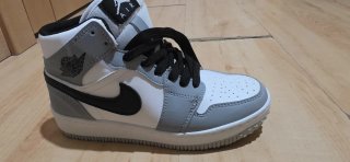 Zapatillas Jordan Gris y Blanco