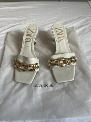 Sandalias tacón Zara blancos con cadena dorada
