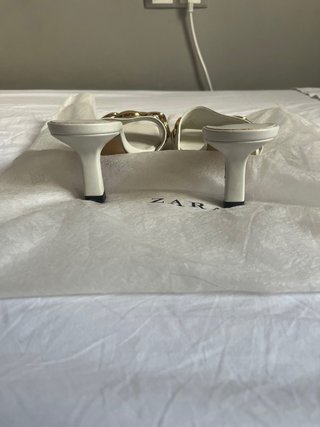 Sandalias tacón Zara blancos con cadena dorada