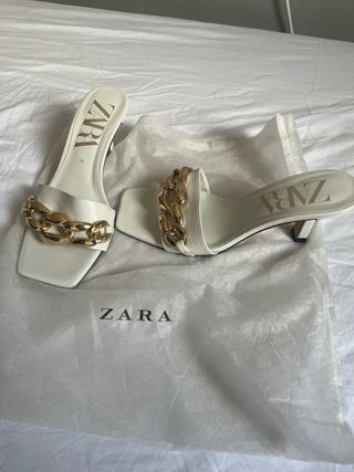 Sandalias tacón Zara blancos con cadena dorada