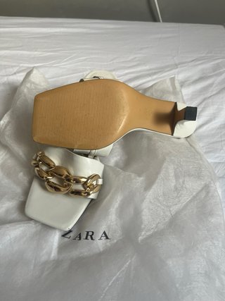 Sandalias tacón Zara blancos con cadena dorada