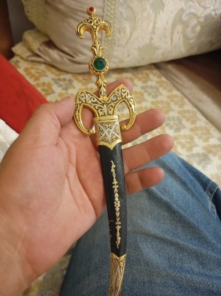 Cuchillo decorativo con funda