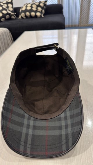 Gorra Burberry Cuadros Gris y Rojo
