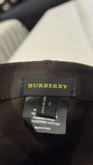 Gorra Burberry Cuadros Gris y Rojo