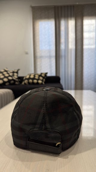 Gorra Burberry Cuadros Gris y Rojo