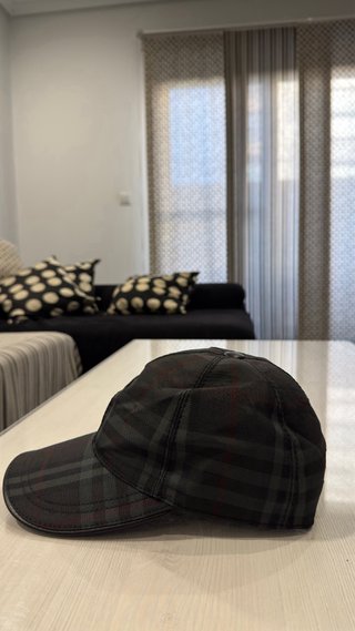 Gorra Burberry Cuadros Gris y Rojo