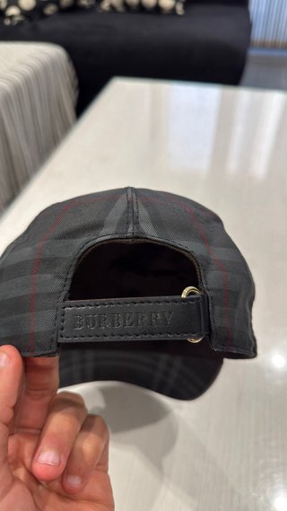 Gorra Burberry Cuadros Gris y Rojo