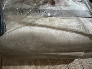 Cortinas de terciopelo beige