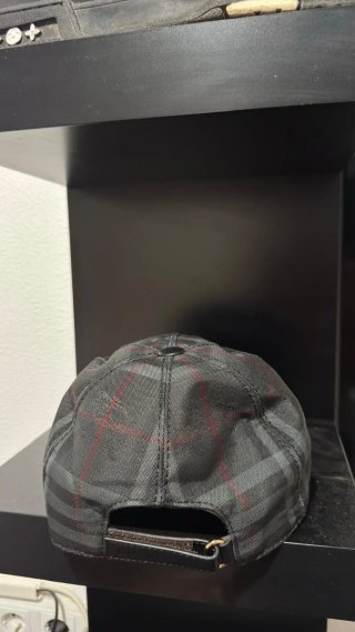 Gorra Burberry Cuadros Gris y Rojo