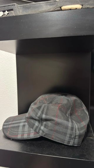 Gorra Burberry Cuadros Gris y Rojo