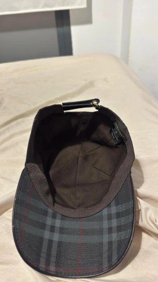 Gorra Burberry Cuadros Gris y Rojo