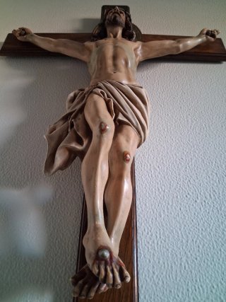 Crucifijo de madera con figura de Jesús