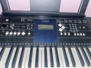 Teclado Yamaha con soporte