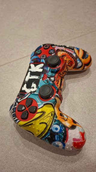 Mando de PlayStation 4 con un diseño único y llama
