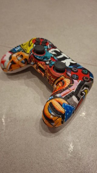 Mando de PlayStation 4 con un diseño único y llama