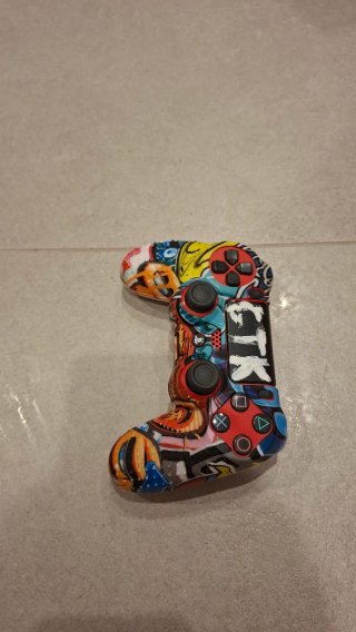 Mando de PlayStation 4 con un diseño único y llama