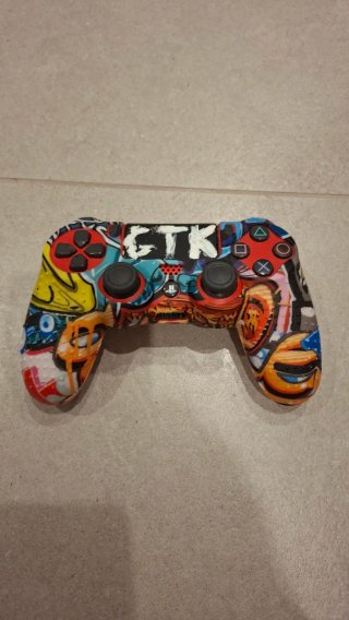 Mando de PlayStation 4 con un diseño único y llama