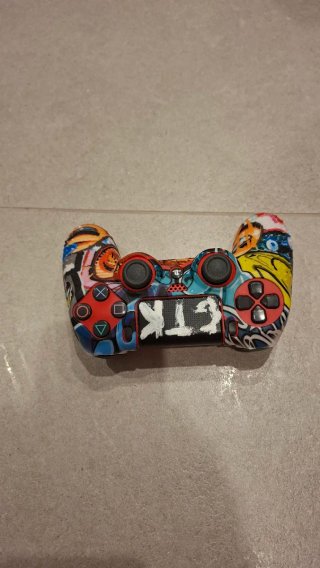 Mando de PlayStation 4 con un diseño único y llama