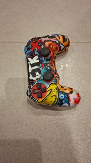 Mando de PlayStation 4 con un diseño único y llama