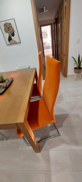 Mesa extensible + 4 sillas tapizadas