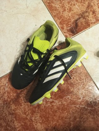 Botas de fútbol cada una 15€  casi nuevas.