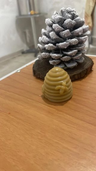 Alveare realizzato artigialmente con la cera pura.