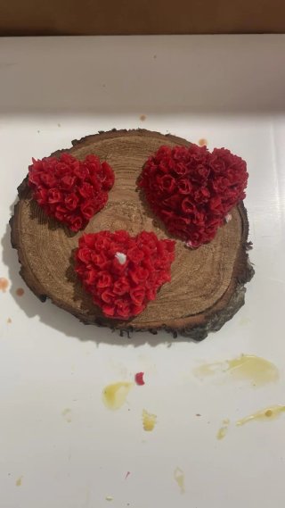 Composizione di 3 cuori realizzati con la cera.