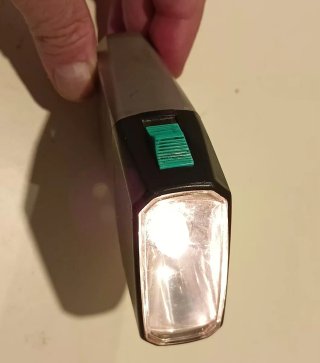Caja bombillas repuesto clásicos y linterna petaca