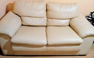 Sofá de 2 plazas en cuero beige