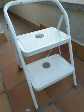 Escalera plegable de dos peldaños blanca