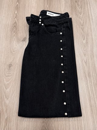 Pantalones Bershka negros con estrellas rosas.