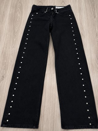 Pantalones Bershka negros con estrellas rosas.