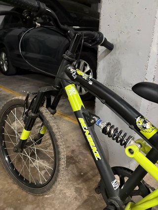 Bicicleta infantil negra y amarilla 20 pulgadas