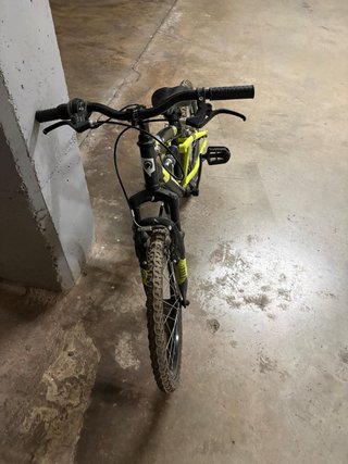 Bicicleta infantil negra y amarilla 20 pulgadas